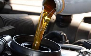 汽車換機油的正確周期是多久？修車師傅 在這時間換，不會傷車